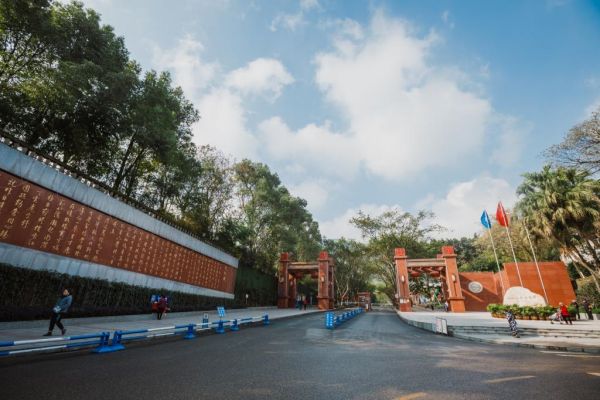 四川外国语大学校门