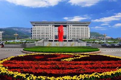 济南大学校门.jpg